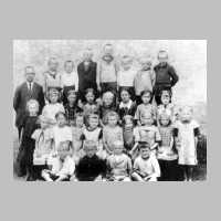 001-0116 Klassenfoto ca. um 1923 mit Lehrer Otto Lippke.jpg